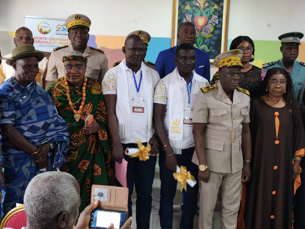 Photo officielle avec les autorités préfectorales et traditionnelles