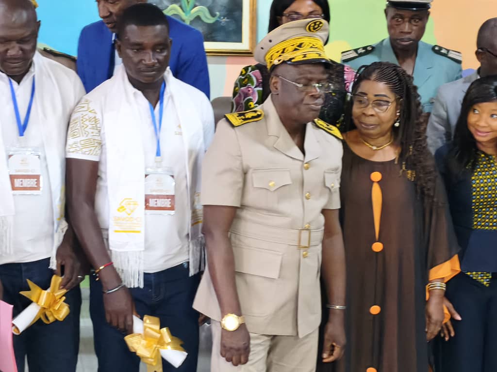 Photo de groupe avec le préfet et les autorités